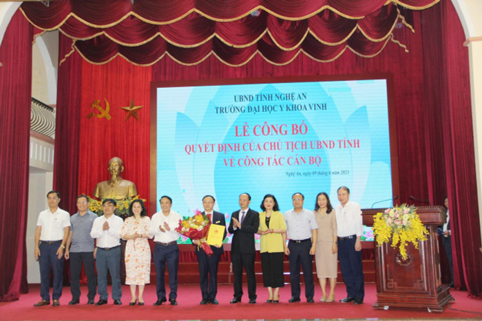 Đại diện lãnh đạo Ủy ban nhân dân tỉnh, sở, ban, ngành, đơn vị chúc mừng và chụp ảnh lưu niệm cùng tân Hiệu trưởng. (Ảnh: Vân Anh). Đại diện lãnh đạo Ủy ban nhân dân tỉnh, sở, ban, ngành, đơn vị chúc mừng và chụp ảnh lưu niệm cùng tân Hiệu trưởng. (Ảnh: Vân Anh).