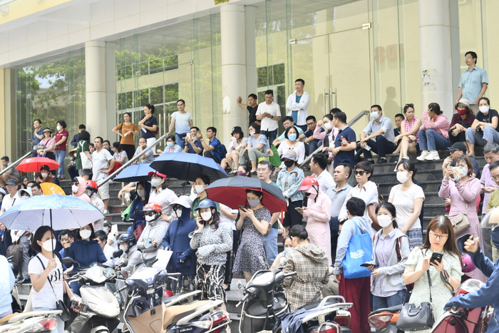 Phụ huynh đứng nắng chờ con làm bài thi vào 10 chuyên Phụ huynh đứng nắng chờ con làm bài thi vào 10 chuyên