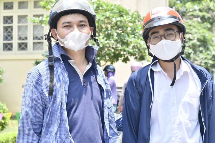 Em Hoàng Anh Khôi, học sinh Trường trung học cơ sở Lê Quý Đôn (Hà Nội) được bố động viên sau khi hoàn thành xong bài thi. Em Hoàng Anh Khôi, học sinh Trường trung học cơ sở Lê Quý Đôn (Hà Nội) được bố động viên sau khi hoàn thành xong bài thi.