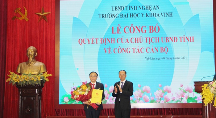 Đồng chí Bùi Thanh An - Ủy viên Ban Thường vụ, Phó Chủ tịch tỉnh - trao Quyết định bổ nhiệm chức vụ Hiệu trưởng đối với Tiến sĩ Nguyễn Văn Tuấn. (Ảnh: Vân Anh). Đồng chí Bùi Thanh An - Ủy viên Ban Thường vụ, Phó Chủ tịch tỉnh - trao Quyết định bổ nhiệm chức vụ Hiệu trưởng đối với Tiến sĩ Nguyễn Văn Tuấn. (Ảnh: Vân Anh).
