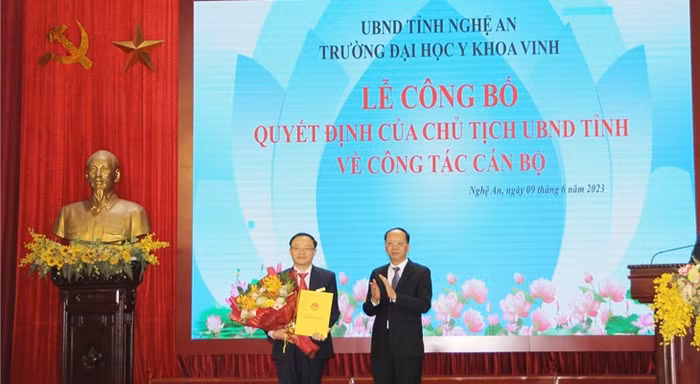 Đồng chí Bùi Thanh An - Ủy viên Ban Thường vụ, Phó Chủ tịch tỉnh - trao Quyết định bổ nhiệm chức vụ Hiệu trưởng đối với Tiến sĩ Nguyễn Văn Tuấn. (Ảnh: Vân Anh).