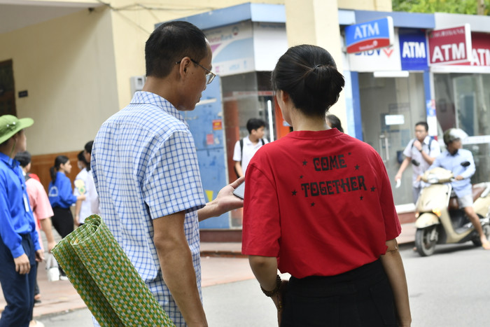 Một phụ huynh không tìm được nhà trọ phải mua chiếu để tranh thủ nằm ngả lưng buổi trưa. Một phụ huynh không tìm được nhà trọ phải mua chiếu để tranh thủ nằm ngả lưng buổi trưa.