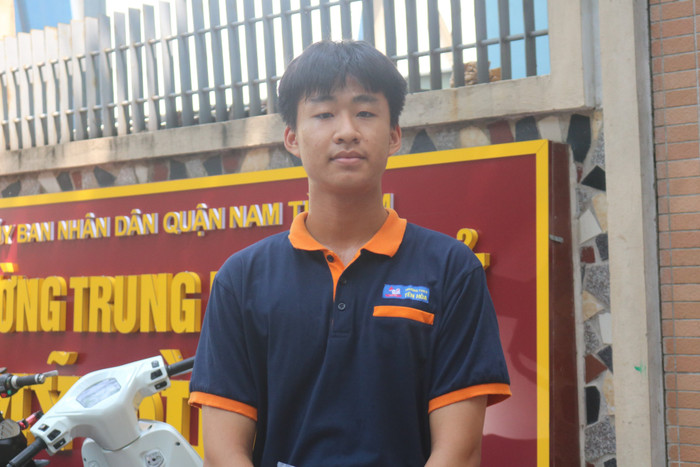 Em Tạ Quang Minh (học sinh Trường trung học cơ sở Yên Hoà) hào hứng cho biết đề thi Ngữ văn năm nay vừa sức với thí sinh. Em Tạ Quang Minh (học sinh Trường trung học cơ sở Yên Hoà) hào hứng cho biết đề thi Ngữ văn năm nay vừa sức với thí sinh.