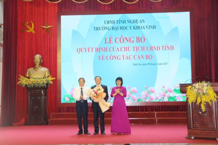 Đại diện lãnh đạo nhà trường tặng hoa chúc mừng đồng chí tân Hiệu trưởng. (Ảnh: Vân Anh). Đại diện lãnh đạo nhà trường tặng hoa chúc mừng đồng chí tân Hiệu trưởng. (Ảnh: Vân Anh).