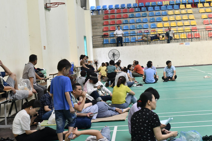 Phụ huynh tránh nóng trong nhà thi đấu của Trường trung học phổ thông Chuyên Đại học Sư phạm Hà Nội Phụ huynh tránh nóng trong nhà thi đấu của Trường trung học phổ thông Chuyên Đại học Sư phạm Hà Nội