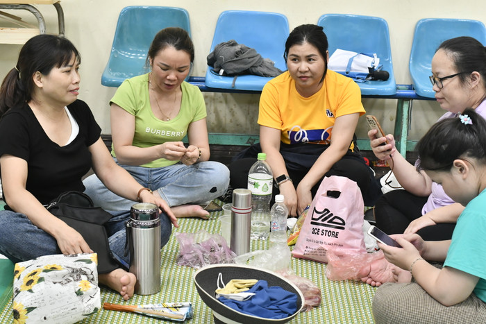 Chị Thủy, chị Thơm, chị Minh và chị Thúy (từ trái qua phải) ngồi chờ con hoàn thành bài thi môn chuyên. Chị Thủy, chị Thơm, chị Minh và chị Thúy (từ trái qua phải) ngồi chờ con hoàn thành bài thi môn chuyên.