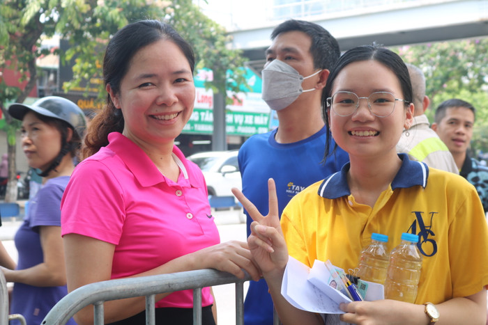 Đặng Hà Thu Uyên không giấu được niềm vui khi đã hoàn thành khá tốt bài thi môn Ngữ văn của mình. (Ảnh: Phương Nga). Đặng Hà Thu Uyên không giấu được niềm vui khi đã hoàn thành khá tốt bài thi môn Ngữ văn của mình. (Ảnh: Phương Nga).