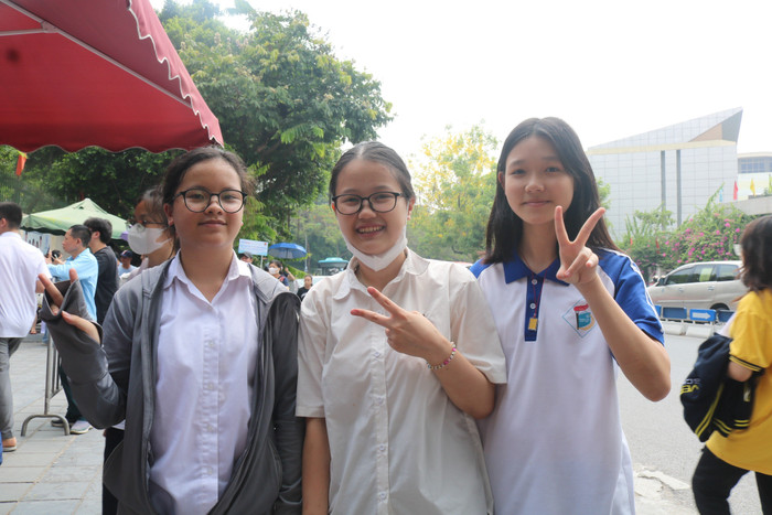 Học sinh tự tin sau khi hoàn thành xong bài thi môn Toán.