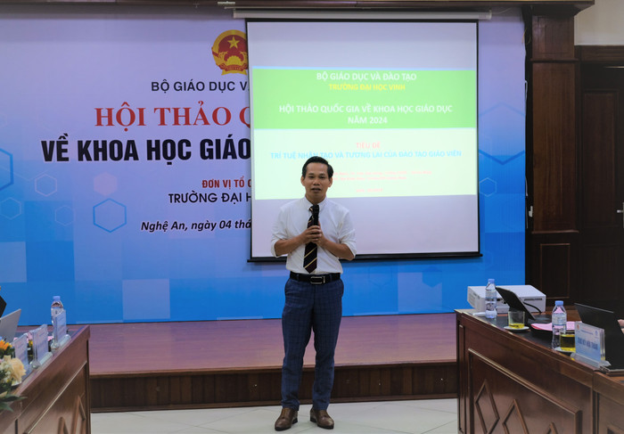 Tiến sĩ Trần Văn Hưng - Trường Đại học Sư phạm, Đại học Đà Nẵng trình bày tham luận trong phiên thảo luận của tiểu ban 2. GDVN_2.JPG