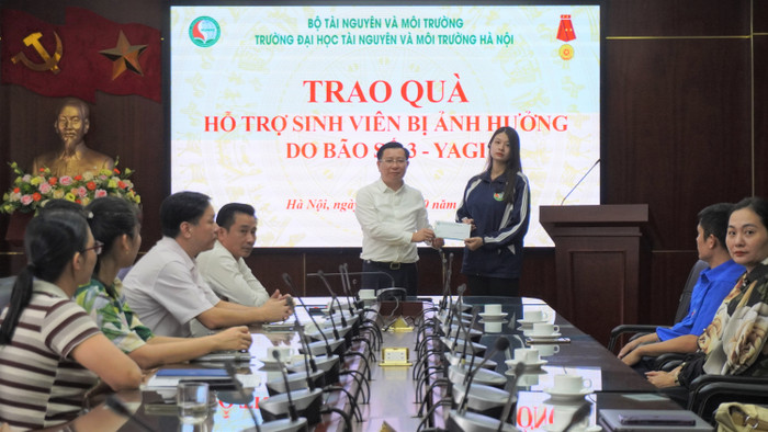 Trường Đại học Tài nguyên và Môi trường Hà Nội chung tay hỗ trợ, san sẻ khó khăn cùng các em sinh viên. DSC03766.JPG