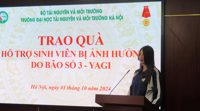 Em Nguyễn Khánh Linh - Sinh viên lớp ĐH11KE13, ngành Kế toán bày tỏ sự biết ơn sâu sắc trước sự quan tâm, yêu thương của thầy cô giáo. DSC03773.JPG