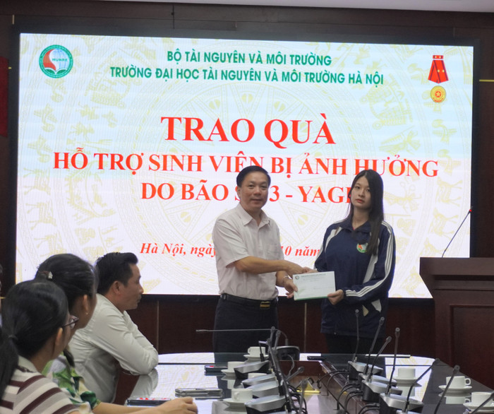 Phó Giáo sư, Tiến sĩ Nguyễn Hoản gửi lời động viên của Khoa Kinh tế và liên chi đoàn khoa Kinh tế đến các em sinh viên. DSC03768.JPG