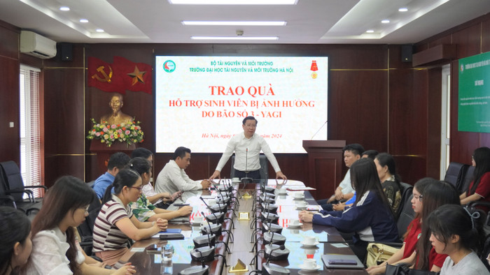 Phó Giáo sư, Tiến sĩ Hoàng Anh Huy - Bí thư Đảng ủy, Hiệu trưởng Trường Đại học Tài nguyên và Môi trường Hà Nội phát biểu tại chương trình. DSC03744.JPG
