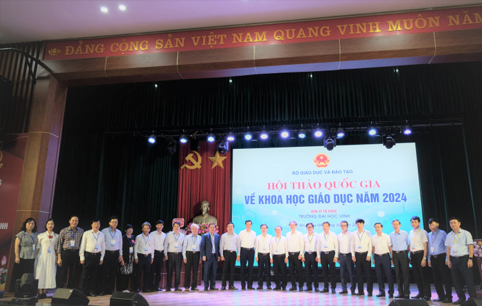 Các đại biểu chụp ảnh lưu niệm trước khi diễn ra các phiên song song, thảo luận các chủ đề trong Hội thảo quốc gia về khoa học giáo dục. GDVN_1.JPG