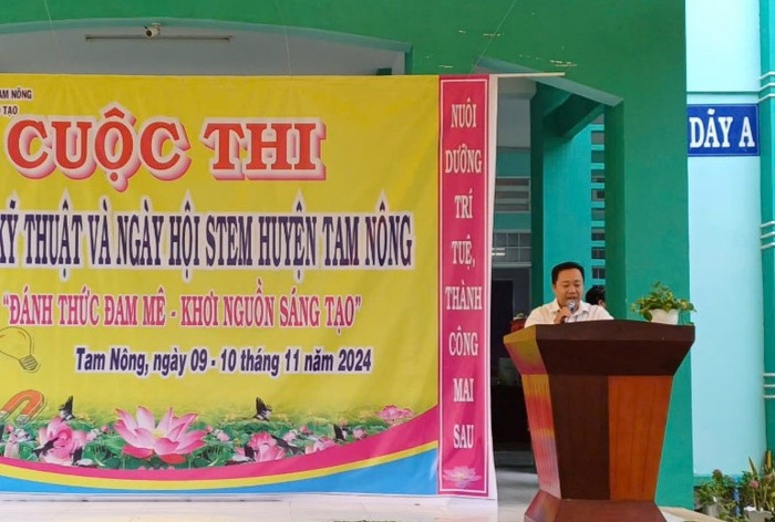 Thay Long phat bieu.jpg