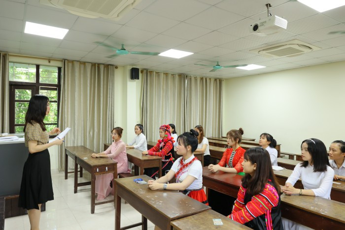 Cán bộ coi thi hướng dẫn thí sinh làm thủ tục dự thi năng khiếu tại Trường Đại học Sư phạm Hà Nội 2. (Ảnh website nhà trường) ts4.png