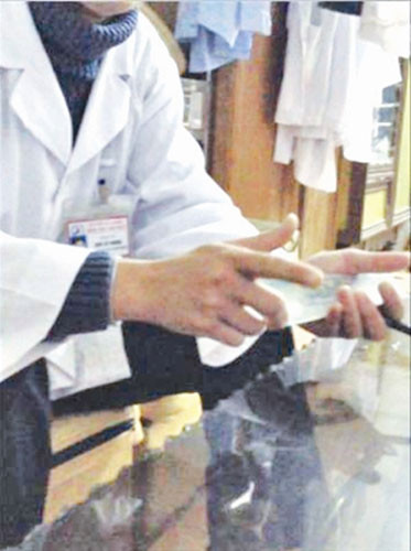 Bệnh án tâm thần: Mua là có ảnh 1 Bệnh án tâm thần: Mua là có, Tin tức trong ngày, mua benh an tam than, bi tam than, che do cho nguoi tam than, che do cho nguoi than kinh, sinh con thu ba, tro cap cho nguoi tam than, bao, tin hay, tin hot, tin tuc, vn