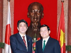 Chủ tịch nước Trương Tấn Sang tiếp Thủ tướng Nhật Bản Shinzo Abe đang trong chuyến thăm chính thức Việt Nam. (Ảnh: Nguyễn Khang/TTXVN) Chủ tịch nước Trương Tấn Sang tiếp Thủ tướng Nhật Bản Shinzo Abe đang trong chuyến thăm chính thức Việt Nam. (Ảnh: Nguyễn Khang/TTXVN)