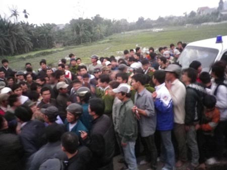 Dân bao vây hàng chục côn đồ truy sát một gia đình giữa ban ngày ảnh 6