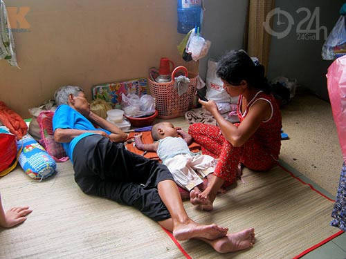 Trẻ lóc nhóc chữa bệnh dưới… gầm giường, Tin tức trong ngày, Benh vien qua tai, qua tai benh vien, benh nhan nam chen chuc, Bo truong Bo Y te, nang cao chat luong benh vien, suc khoe, bao