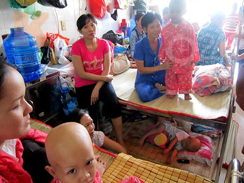 Trẻ lóc nhóc chữa bệnh dưới… gầm giường, Tin tức trong ngày, Benh vien qua tai, qua tai benh vien, benh nhan nam chen chuc, Bo truong Bo Y te, nang cao chat luong benh vien, suc khoe, bao