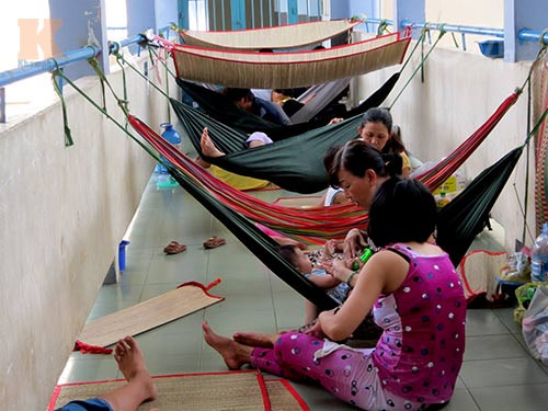 Trẻ lóc nhóc chữa bệnh dưới… gầm giường, Tin tức trong ngày, Benh vien qua tai, qua tai benh vien, benh nhan nam chen chuc, Bo truong Bo Y te, nang cao chat luong benh vien, suc khoe, bao