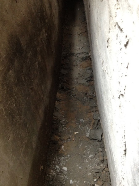 Khe tường nơi phát hiện xác bé Bình Khe tường nơi phát hiện xác bé Bình