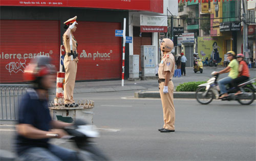 TP.HCM: “Bóng hồng” xuống phố điều tiết giao thông ảnh 1 TP.HCM: “Bóng hồng” xuống phố điều tiết giao thông ảnh 1