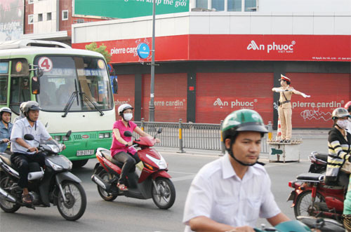 TP.HCM: “Bóng hồng” xuống phố điều tiết giao thông ảnh 4 TP.HCM: “Bóng hồng” xuống phố điều tiết giao thông ảnh 4