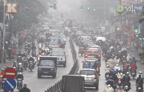 Hà Nội: Sương mù bao trùm thành phố ảnh 3 Hà Nội: Sương mù bao trùm thành phố, Tin tức trong ngày, suong mu, ha noi, mua phun, giao thong, xe may, o to, nha cao tang, tin nong, tin nhanh, vn
