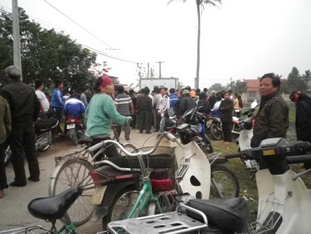 Dân bao vây hàng chục côn đồ truy sát một gia đình giữa ban ngày ảnh 4