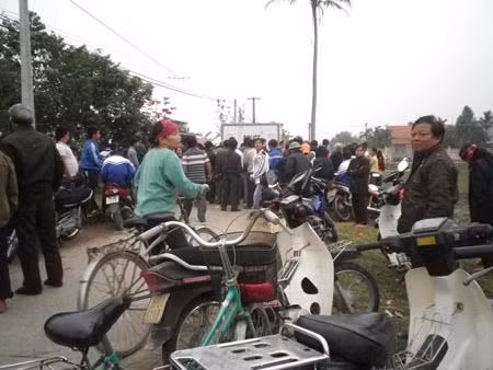 Dân bao vây hàng chục côn đồ truy sát một gia đình giữa ban ngày ảnh 4