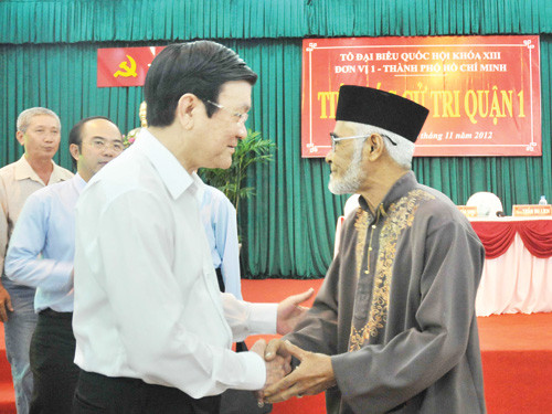 Chủ tịch nước Trương Tấn Sang trò chuyện với các cử tri tại TP.HCM - Ảnh: Diệp Đức Minh Chủ tịch nước Trương Tấn Sang trò chuyện với các cử tri tại TP.HCM - Ảnh: Diệp Đức Minh