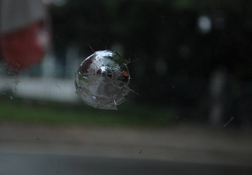 Vết kính thủng được xác định là do súng thể thao bắn vào.