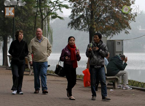 Hà Nội: Sương mù bao trùm thành phố ảnh 10 Hà Nội: Sương mù bao trùm thành phố, Tin tức trong ngày, suong mu, ha noi, mua phun, giao thong, xe may, o to, nha cao tang, tin nong, tin nhanh, vn