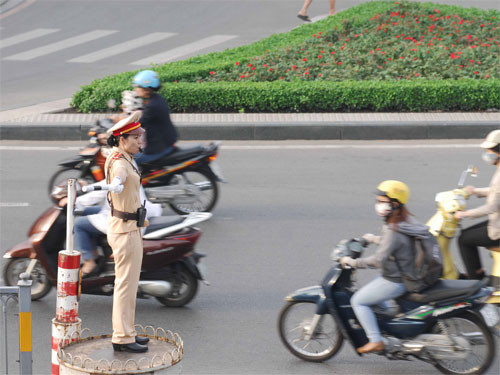 TP.HCM: “Bóng hồng” xuống phố điều tiết giao thông ảnh 6 TP.HCM: “Bóng hồng” xuống phố điều tiết giao thông ảnh 6