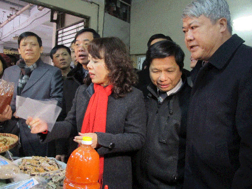 2 Bộ trưởng cùng ra chợ kiểm tra thực phẩm! ảnh 1 2 Bộ trưởng cùng ra chợ kiểm tra thực phẩm! ảnh 1