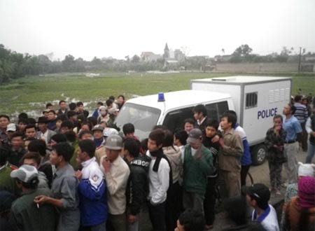 Dân bao vây hàng chục côn đồ truy sát một gia đình giữa ban ngày ảnh 1 Người dân đang ngăn cản không cho xe chở bốn thanh niên lạ ra khỏi địa bàn xã