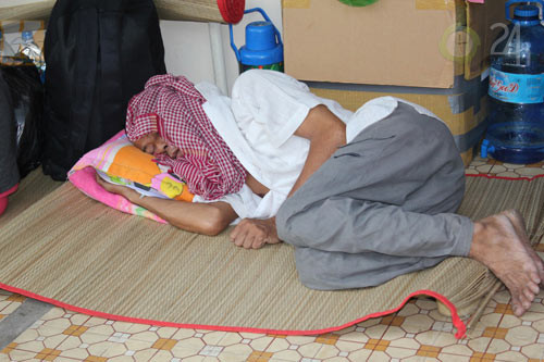 Trẻ lóc nhóc chữa bệnh dưới… gầm giường, Tin tức trong ngày, Benh vien qua tai, qua tai benh vien, benh nhan nam chen chuc, Bo truong Bo Y te, nang cao chat luong benh vien, suc khoe, bao