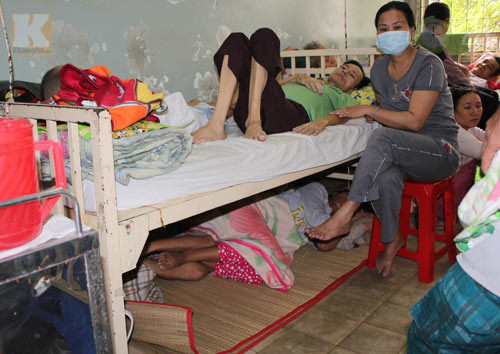 Trẻ lóc nhóc chữa bệnh dưới… gầm giường, Tin tức trong ngày, Benh vien qua tai, qua tai benh vien, benh nhan nam chen chuc, Bo truong Bo Y te, nang cao chat luong benh vien, suc khoe, bao