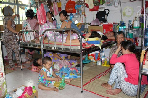 Trẻ lóc nhóc chữa bệnh dưới… gầm giường, Tin tức trong ngày, Benh vien qua tai, qua tai benh vien, benh nhan nam chen chuc, Bo truong Bo Y te, nang cao chat luong benh vien, suc khoe, bao