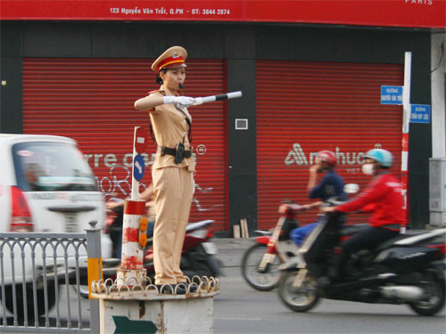 TP.HCM: “Bóng hồng” xuống phố điều tiết giao thông ảnh 3 TP.HCM: “Bóng hồng” xuống phố điều tiết giao thông ảnh 3