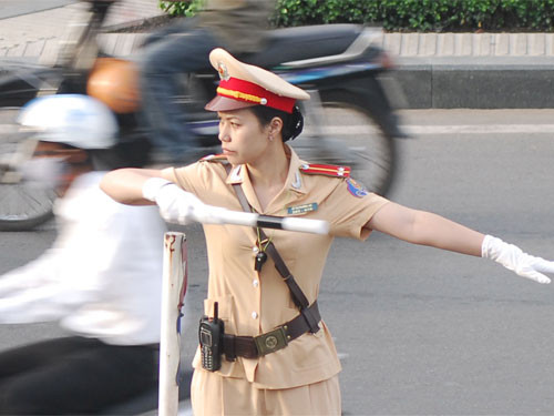 TP.HCM: “Bóng hồng” xuống phố điều tiết giao thông ảnh 8 TP.HCM: “Bóng hồng” xuống phố điều tiết giao thông ảnh 8