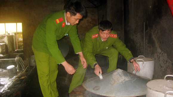 Chống rét ở chốn… “không ai muốn vào” ảnh 1 Chống rét ở chốn… “không ai muốn vào” ảnh 1
