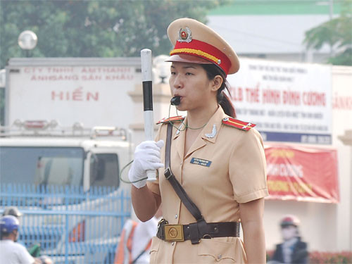 TP.HCM: “Bóng hồng” xuống phố điều tiết giao thông ảnh 13 TP.HCM: “Bóng hồng” xuống phố điều tiết giao thông ảnh 13