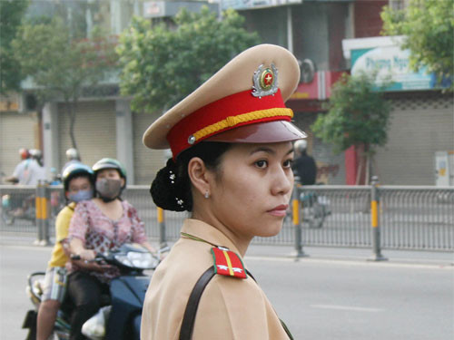 TP.HCM: “Bóng hồng” xuống phố điều tiết giao thông ảnh 9 TP.HCM: “Bóng hồng” xuống phố điều tiết giao thông ảnh 9