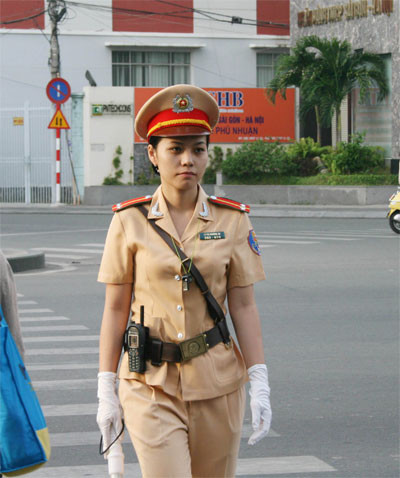 TP.HCM: “Bóng hồng” xuống phố điều tiết giao thông ảnh 10 TP.HCM: “Bóng hồng” xuống phố điều tiết giao thông ảnh 10