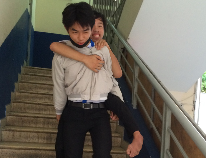 Tuấn rất vui khi được cõng bạn trên lưng mình - Ảnh: T.A