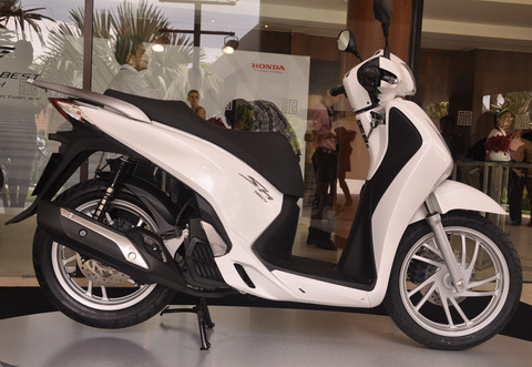 Tiếp tục sử dụng hệ thống phun xăng điện tử PGM-FI cùng sở hữu nhiều tính năng vượt trội so với dòng SH cũ trong khi giá chỉ xấp xỉ 70 triệu đồng, ngay khi chào bán, Honda SH mới thực sự khuấy động thị trường xe máy khá ảm đạm.