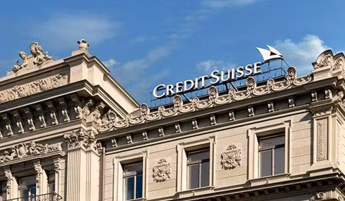 Ngân hàng Credit Suisse QIA hiện sở hữu 6,17% cổ phần tại Credit Suisse. Năm nay, chi nhánh phụ trách bất động sản của quỹ - Qatari Diar - đã mua 50.725 m2 trụ sở của ngân hàng này tại Canary Wharf với giá 517 triệu USD rồi cho chính Credit Suisse thuê lại.